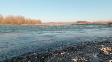 Nehir Kıyısındaki Dalgalar Yavaş Hareket