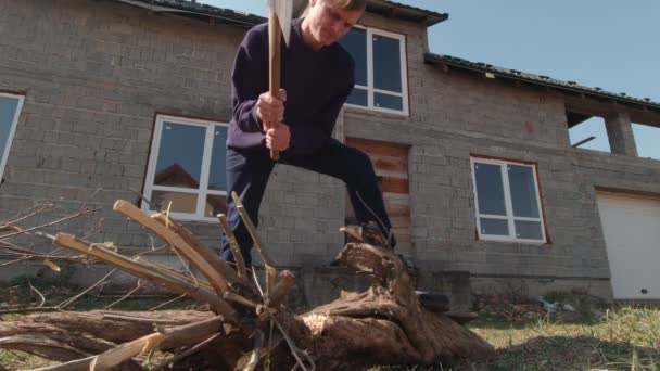 Ο άνθρωπος κόβει παλιά ξύλο αργή κίνηση — Αρχείο Βίντεο