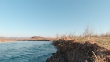 Nehir kıyısında Bir Adam Duruyor