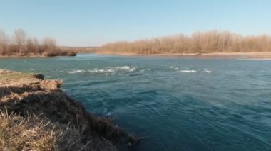 Nehirde Dalgalar Akıyor Zaman Hızı