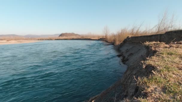 Медлительность течения реки Берег — стоковое видео