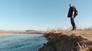 Nehir kıyısında Yavaş Çekimde Bir Adam Duruyor