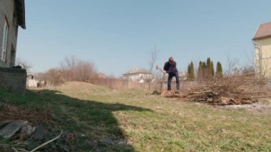 Bahçede çalışan bir adam.