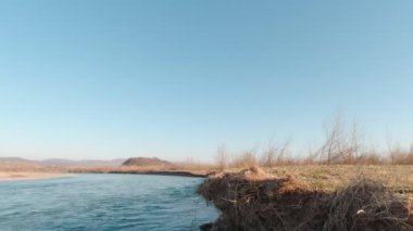 Nehir Kıyısına Bir Adam Gidiyor