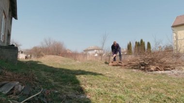 Baltalı Adam Avluda Yavaş Harekette Çalışıyor