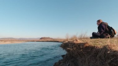 Nehir kıyısında oturan adam Yavaş Hareket