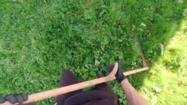 Çimleri yavaş çekimde biçin.