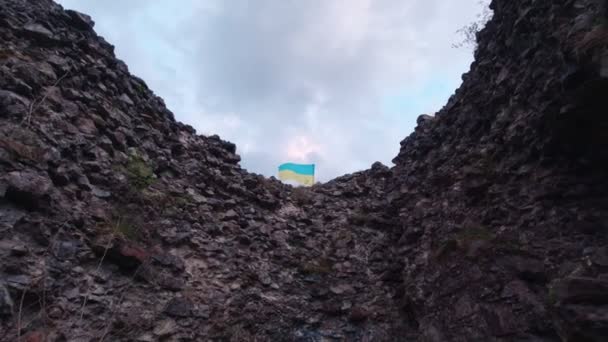 Vlag van Oekraïne op de ruïnes Slow Motion — Stockvideo