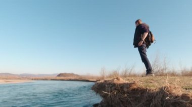 Bir Adam Nehir Kıyısına Yavaş Hareket Eder