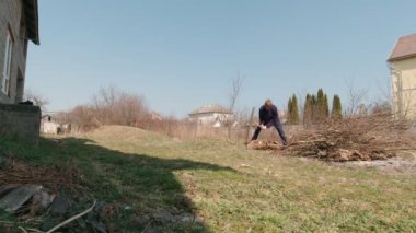 Adam Avluda Yavaş Harekette Çalışıyor