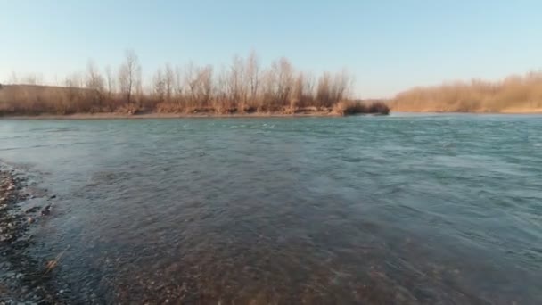 Panorama de caudal del río — Vídeos de Stock