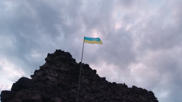 Flagge der Ukraine auf Steinen — Stockvideo