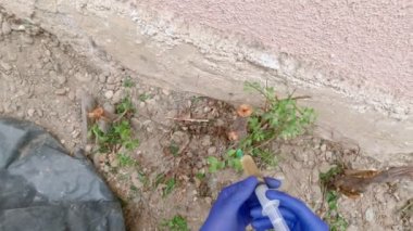 Şırıngalı Bir Adam Yavaş Hareket Ediyor