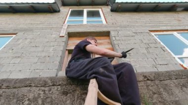 Tırpanın bıçağını keskinleştiren adam