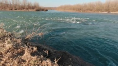Nehrin Öfkeli Akıntısı Yavaş Hareket