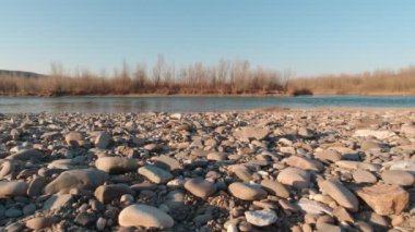 Rocky Nehri Kıyısı Yavaş Hareketi