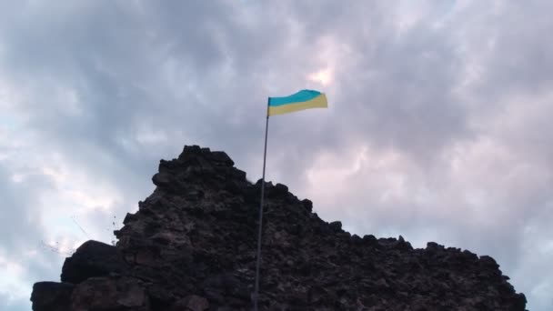 Bandera de Ucrania en la montaña — Vídeo de stock
