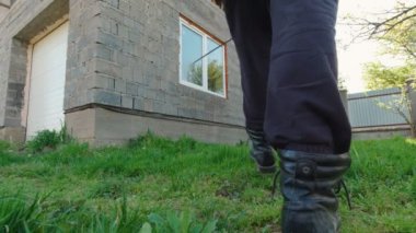 Bir Adam Çimenleri Yavaş Biçimlendirir