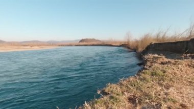 Nehir Kıyısından Yavaş Hareket Görüntüsü