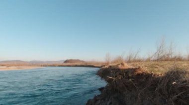 Nehir kıyısındaki adam