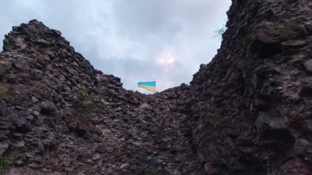 Drapeau de l'Ukraine sur la montagne Mouvement lent — Video