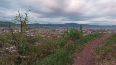 Dağ manzaralı şehir manzarası