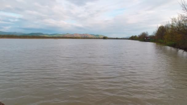 Depósito Agua Montañas Día Naturaleza — Vídeo de stock