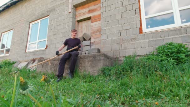 Hombre Afilando Una Mano Scythe Cámara Lenta Verde Hierba Casa — Vídeos de Stock