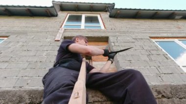 Tırpanın keskin bıçağı ağır çekim açık havada