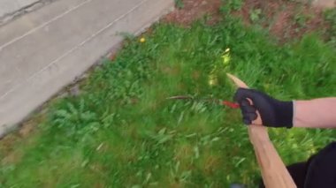 POV ile çim biçen adam yavaş çekim yeşil çimen