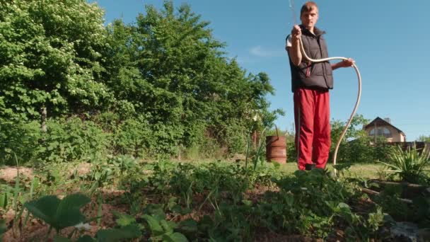 Hombre Riega Jardín Con Una Manguera Agua Cámara Lenta — Vídeos de Stock