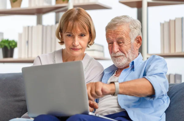 Portret Van Een Gelukkig Senior Koppel Woonkamer Oudere Vrouw Een — Stockfoto