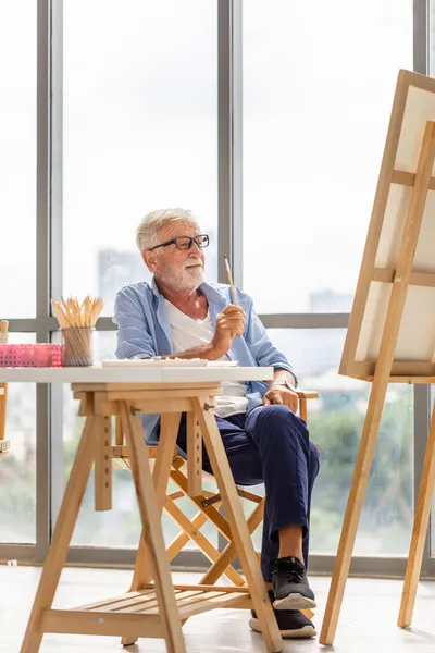 Oudere Man Schilderen Een Doek Lachende Volwassen Man Schilderen Doek — Stockfoto