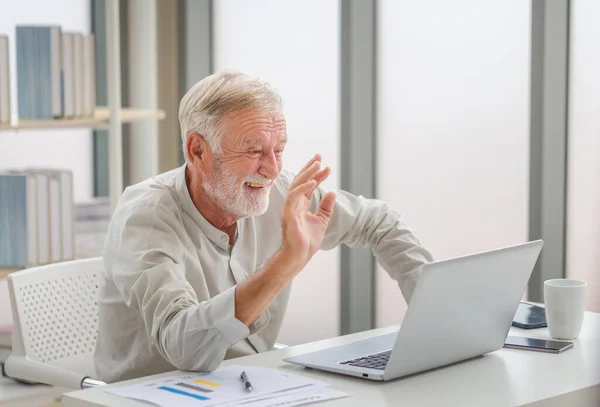 Portret Van Senior Man Met Behulp Van Laptop Met Behulp — Stockfoto