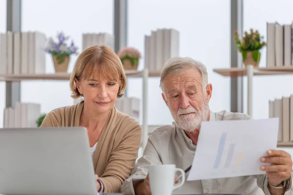 Bezorgd Seniorenpaar Controleren Hun Rekeningen Gepensioneerde Oudere Oude Familie Lezen — Stockfoto