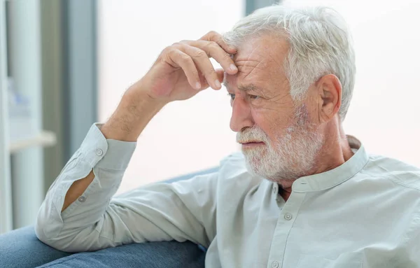 Denkende Senior Man Zitten Bank Woonkamer Man Denkt Zit Bank — Stockfoto