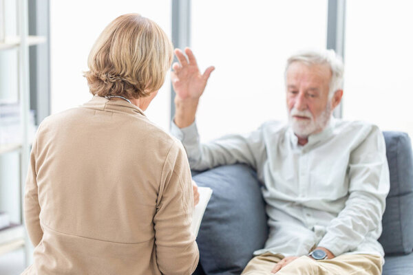 Профессиональный врач-женщина консультирует взрослого пациента, концепции медицинского обслуживания пожилых людей