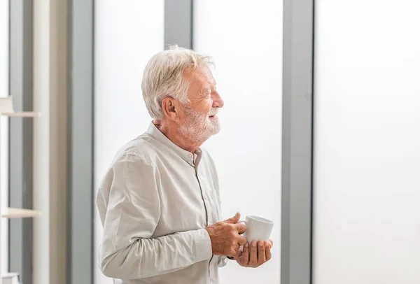 Oudere Man Nieuw Huis Tijdens Een Koffiepauze Oudere Man Bij — Stockfoto