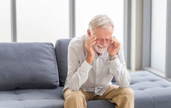 Oudere Man Met Hoofdpijn Het Aanraken Van Zijn Hoofd Terwijl — Stockfoto