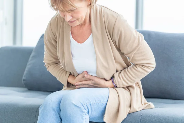 Ongelukkige Vrouw Buikpijn Volwassen Vrouw Met Buikpijn Gevoel Onwel Zitten — Stockfoto