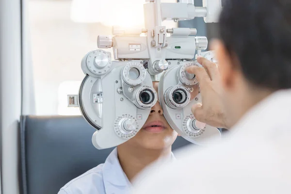 Ragazzo Che Esame Oculistico Con Optometrista Negozio Ottico Optometrista Che — Foto Stock