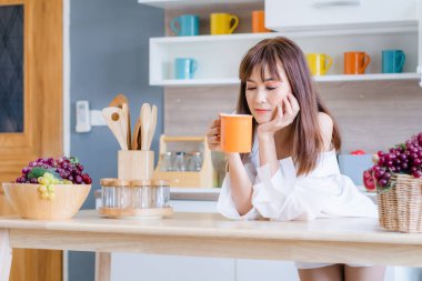 Seksi sabah kavramları, mutfakta seksi genç bir kadın, sabah içkisinin tadını çıkaran güzel genç bir kadın.