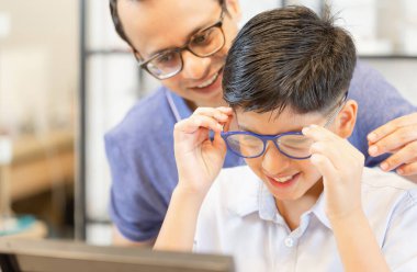 Hintli baba ve oğul gözlük takıyor.