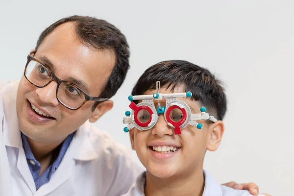 Sonriente Niño Indio Elegir Gafas Tienda Óptica Boy Haciendo Examen —  Fotos de Stock