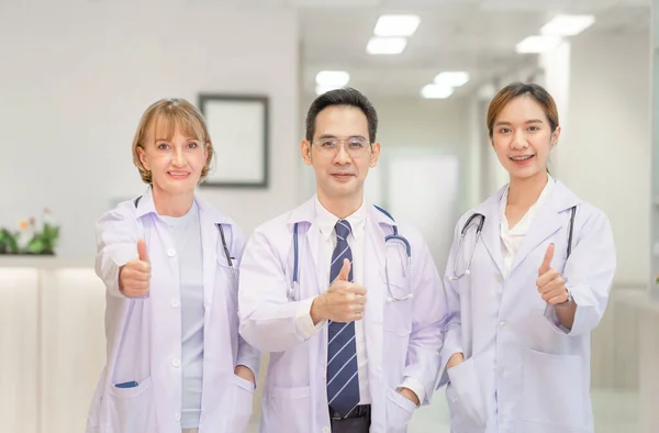 Equipo Médicos Están Mirando Cámara Sonriendo Mientras Están Pie Con —  Fotos de Stock