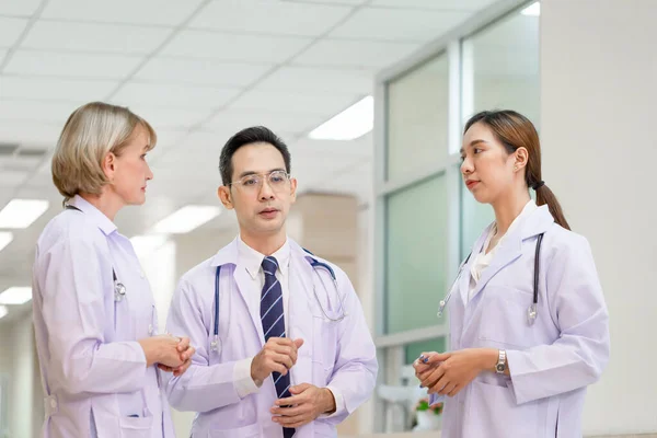 Medical Team Discussing Corridor Hospital Team Mixed Races Doctors Group — Photo