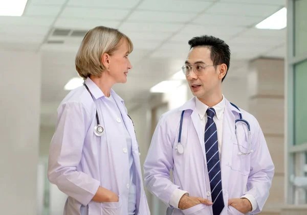Medical Team Discussing Corridor Hospital Team Mixed Races Doctors Group —  Fotos de Stock