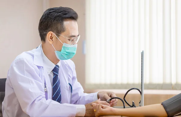 Doctor Using Sphygmomanometer Checking Blood Pressure Patient Doctor Checking Blood —  Fotos de Stock