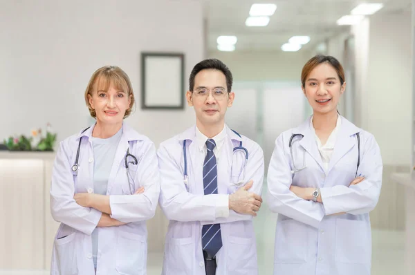 Team Medical Doctors Looking Camera Smiling While Standing Arms Crossed — Zdjęcie stockowe