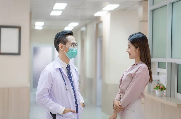 Doctor Paciente Discutiendo Algo Mientras Están Hospital Conceptos Medicina Salud —  Fotos de Stock